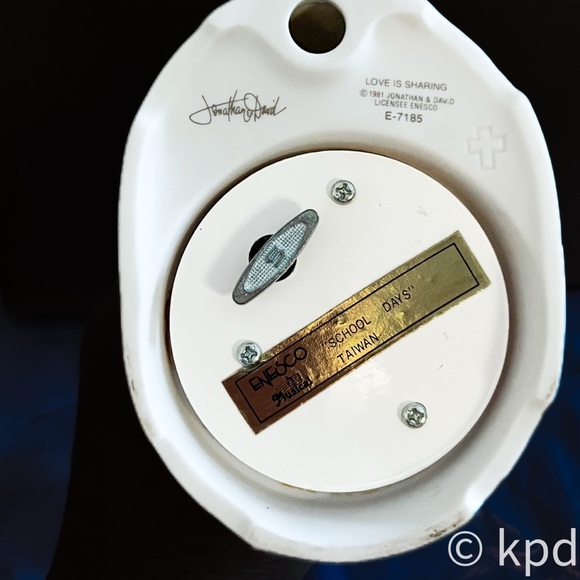 1981 PRECIOUS MOMENTS E-7185 "LOVE IS SHARING" MUSIC BOX PLAYS "SCHOOL DAYS" - Picture 7 of 10